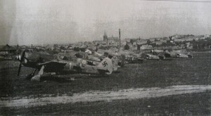 Opuštěná německá letedla na chrudimském letišti v květnu 1945