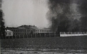 Letecká kasárna v Chrudimi zapálená ustupující německou armádou